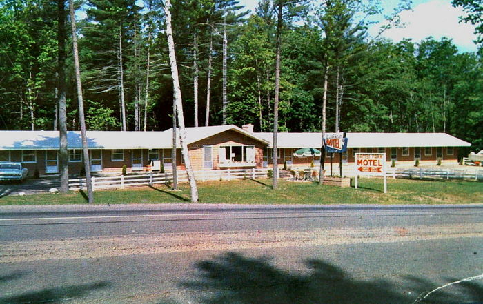 Woodlands Motel (Bambi Park Motel) - Old Post Card (newer photo)